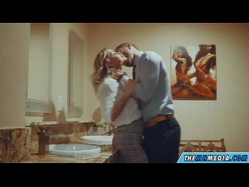 ❤️ Kapag ang isang busty blonde seduces sa isang pampublikong banyo ️❌ Fucking sa porn tl.porncomixone.ru ❌❤